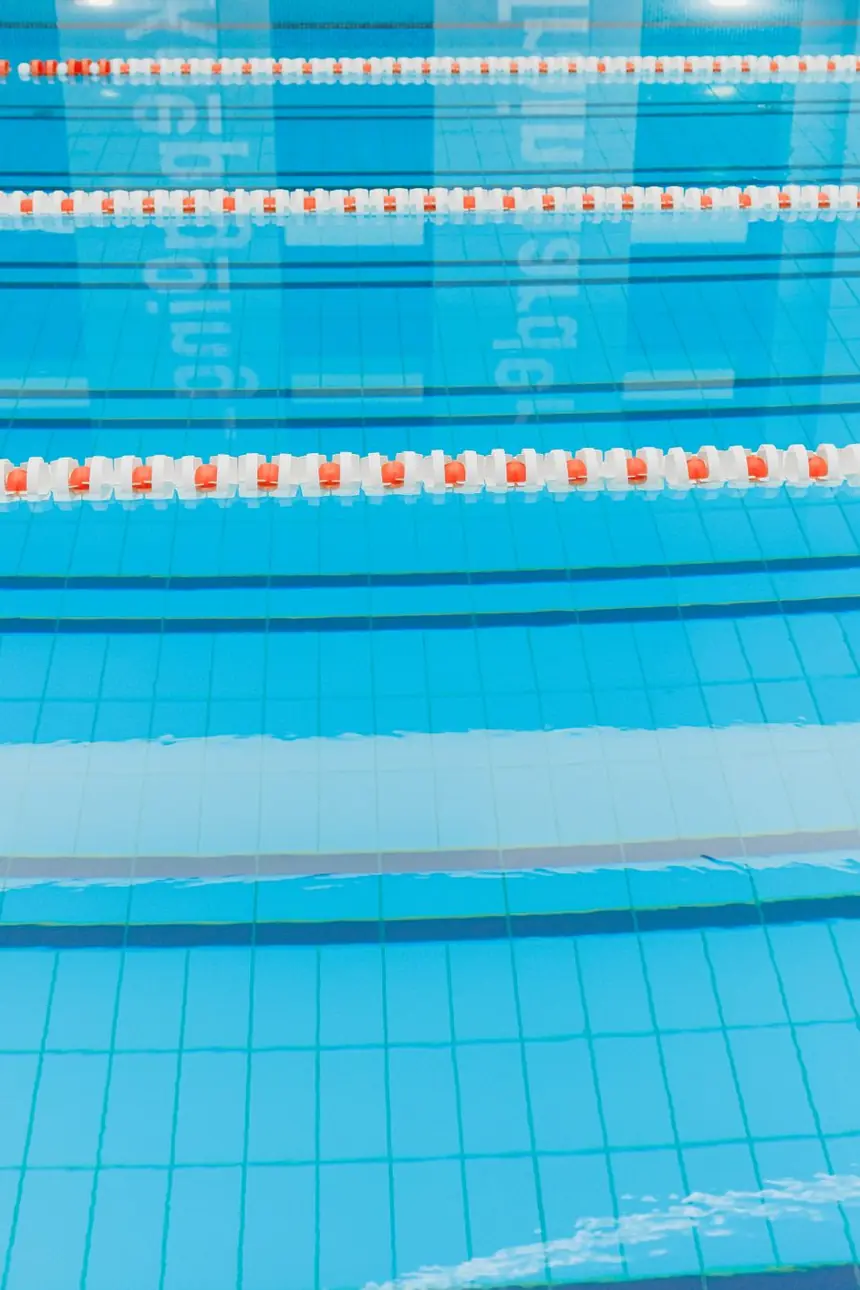 Zwembad met rood-witte baanlijnen en helder blauw water